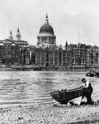 Thames waterman en zijn boot op het strand bij Bankside, Londen, 1926-1927