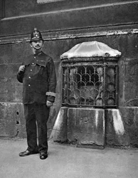 De London Stone in de muur van St Swithins, Cannon Street, Londen