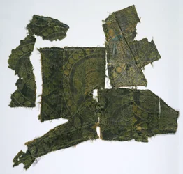 Fragmenten van een Kaftan Bedekt met een Zijde Stof met een Senmurv Patroon. Moshchevaya Balka Begrafenis