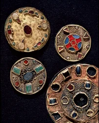 Archeologie van de Middeleeuwen. Barbaarse kunst van Gallië: fibulae in goud en zilver, polychrome stijl. Frankrijk, Merovingische periode, 6e-7e eeuw. Straatsburg, Musée d