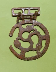 Riemversiering gevonden in Saint-Denis, Frankrijk (metaal)