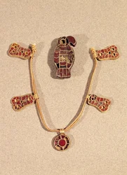 Arendvormige broche en een ketting, 4e-6e eeuw