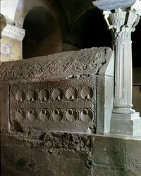 Merovingische kunst: cenotaaf van abdis Theodechilde (of Telchide) (overleden 662 n.Chr.).