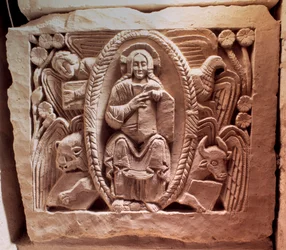 Merovingische kunst: de tetramorfe Christus. Laag reliëf van het graf van Agilbert (7e eeuw), bisschop van Parijs. Stenen grafmonument. Abdij van Jouarre (Seine en Marne).
