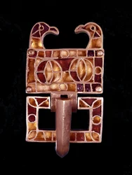 Sieraad versierd met vogelkoppen (Frankrijk) uit de 6e eeuw. Musée de Saint-Germain en Laye