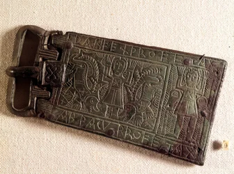 Merovingische kunst: Bronzen gordelgesp van het Bourgondische koninkrijk (barbaarse volkeren) die Daniël in de leeuwenkuil voorstelt. 550-626. Uit Franche-Comté. Nationaal Museum van Archeologie, Saint Germain en Laye