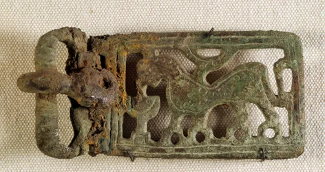 Merovingische kunst: gordelgesp die een fantastisch dier voorstelt. Gallië 6e eeuw. Nationaal Museum voor Archeologie van Saint Germain en Laye