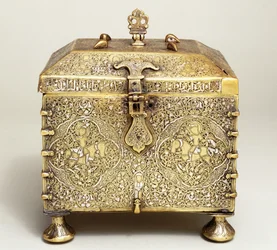 Een Mesopotamische zilver ingelegde koperen kist, met wijzerplaten voor een combinatieslot (vooraanzicht)