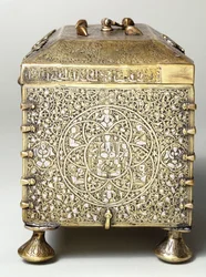 Een Mesopotamisch messing kistje ingelegd met zilver, met draaischijven voor een combinatieslot (zijaanzicht)