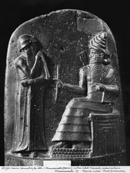 Code van Hammurabi, top van de stele, de god Shamash dicteert zijn wetten aan Hammurabi, koning van Babylon, gevonden in Susa, ca. 1750 v.Chr.