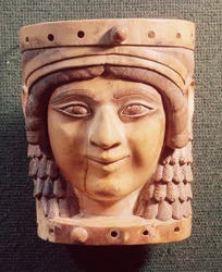 Hoofd van een vrouw, genaamd de Dame van de Bron of de Mona Lisa van Nimrud, uit het paleis van Salmanassar III