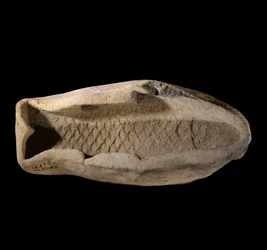 Terracotta mal in de vorm van een vis