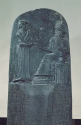 Reliëfbeeld van de zonnegod Shamash die zijn wetten dicteert aan koning Hammurabi op zijn beroemde wetboek, Oud-Babylonische periode, 1760 v.Chr.