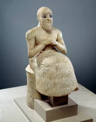 Mesopotamische kunst: Standbeeld van Intendant Ebih-il. Beeldhouwwerk van albast, schelp, lapis lazuli en leisteen, rond 2500 v.Chr. (Sumerische periode, rond 2900-2200 v.Chr.)