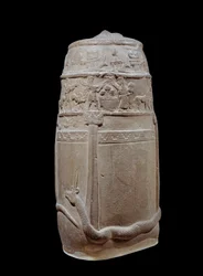 Mesopotamië: kudurru in onvoltooide kalksteen (stele gebruikt als steun voor landdonaties door de Kassitische heersers van Babylon aan familieleden of hoge dignitarissen). De inscriptie is in spijkerschrift