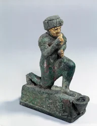 Mesopotamië: Beeldje in zilver, brons en goud van een knielende aanbidder, ex voto gewijd aan de god Amurru voor het leven van Hammurabi. 1800 v.Chr. Van de vindplaats Larsa. Parijs, Louvre Museum