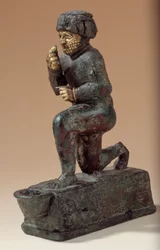 Mesopotamië: beeldje van zilver, brons en goud van een knielende aanbidder, ex voto opgedragen aan de god Amurru voor het leven van Hammurabi. 1800 v.Chr. Van de vindplaats Larsa. Parijs, Louvre