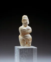 Mesopotamië: vrouwelijke albasten statuette uit de necropolis van Tell es Sawwan. 5800-5500 v.Chr. Parijs, Louvre Museum