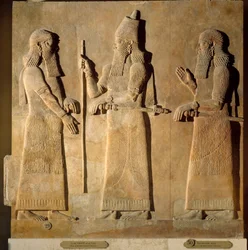 Oosterse oudheden: detail van een albasten reliëf dat Sargon II toont die bevelen geeft aan een hoge ambtenaar, uit het paleis van Sargon II, koning van Assyrië in Khorsabad (Mesopotamië), Irak. 722-705 v.Chr.