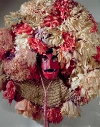 Kostuummasker voor de viering van het Mexicaanse jaarlijkse festival van Guelaguetza (hout, gevlochten stro en papier)