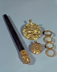 Slijpsteen en granulatie ringen. Van de site van Susa, Iran zuidwest. 1150 v.Chr. Parijs, Louvre Museum