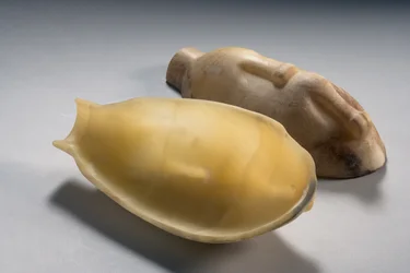 Tweedelig vat in de vorm van een eend (alabaster)