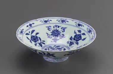 Kom met conische zijden en foliaterand, Jingdezhen, Jiangxi provincie, 1426-35