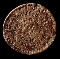 De schijf van Phaistos (schijf van Phaistos, schijf van Phaestos) (Minoïsche kunst - 1700 - 1600 v. Chr.) bedekt met hiërogliefen.