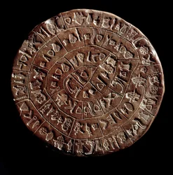De schijf van Phaistos (Phaistos-schijf) (Minoïsche kunst - 1700 - 1600 v.Chr.), bedekt met hiërogliefen.
