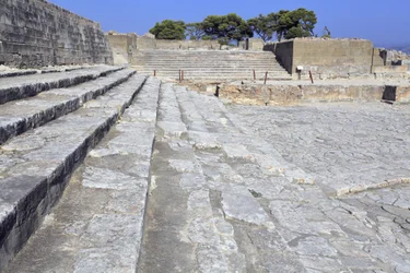 Minoïsche archeologische site van Phaistos. Het westelijke hof en het theatrale gebied. Grote geplaveide hof voor de gevel en de centrale ingang van het paleis (1900 -1700 v.Chr.). Deze hof speelde een belangrijke rol in het leven van de inwoners