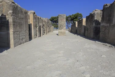 Minoïsche archeologische site van Phaistos. De westelijke magazijnen. Groot complex van de paleisopslagruimtes. Het bestaat uit de voorhal, de gang van de opslagruimtes en de opslagruimtes zelf. Aan weerszijden van de gang waren 11 magazijnen waarin de goe