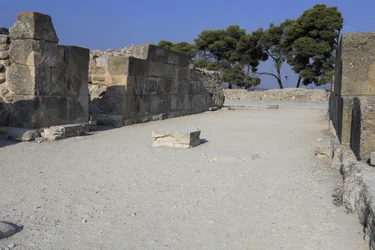 Minoïsche archeologische site van Phaistos. De westelijke magazijnen. Groot complex van de paleisopslagruimtes. Het bestaat uit de voorhal, de gang van de opslagruimtes en de opslagruimtes zelf. Aan weerszijden van de gang waren 11 magazijnen waarin de goe