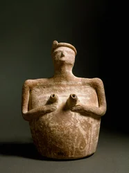 Minoïsche kunst: terracotta vaas in de vorm van een vrouw die haar borst ondersteunt. Uit het heiligdom van Piskokephalo op Kreta. 1700-1450 v.Chr. Archeologisch Museum van Heraklion