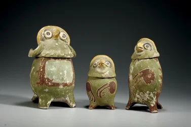 Drie polychrome terracotta effigievaten van de Mixtec, ca. 900-1200