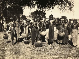 Het bouwen van een rijk in het fascistische tijdperk: dragers van Cunama water