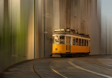 Gele tram in beweging