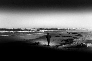 Een wandeling langs het verlaten strand