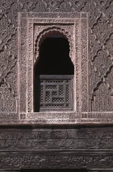 Uitzicht op een raam in de binnenplaats van de Ali ben Youssef Medersa, gebouwd door de Saadiërs in 1565