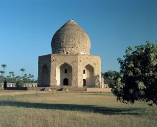 Uitzicht op het mausoleum van Asif Khan in Shahdara Bagh
