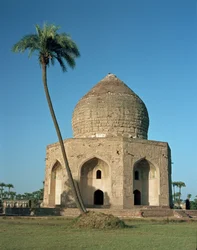 Uitzicht op het mausoleum van Asif Khan in Shahdara Bagh