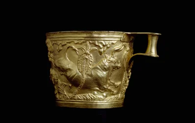 Myceense kunst: gouden beker met reliëf van een stier uit Vaphio, Myceense vesting ten zuiden van Sparta