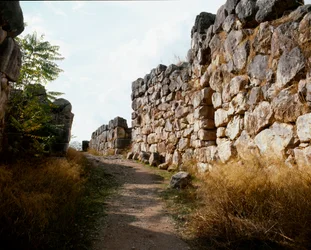 Myceense kunst: toegang tot de bovenste vesting van de Myceense citadel, stad Tiryns, rond 1200 v.Chr. Griekenland