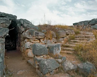 Myceense kunst: overdekte doorgang van de Myceense citadel, stad Tiryns, rond 1200 v.Chr.