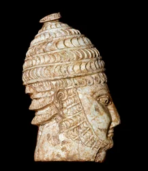 Myceense kunst: kleine, in ivoor gesneden krijgerskop uit graf III, Mycene, 14e-13e eeuw v.Chr., afmetingen 5 cm, Athene, Nationaal Archeologisch Museum