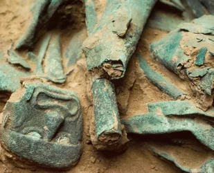 Vergulde koperen schat begraven in het Moche koninklijke graf van Heer van Sipan