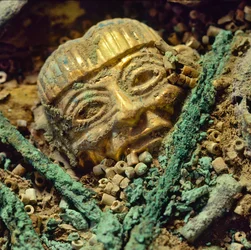 Gouden kralenhoofd begraven in het koninklijke graf van de Oude Heer van Sipan