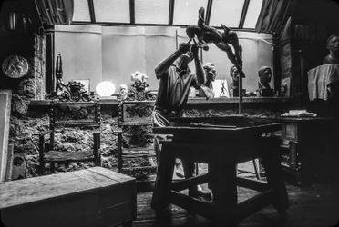 Beeldhouwer Walker Hancock aan het werk in zijn atelier