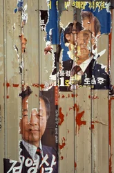 Versnipperde campagneposters over verkiezing tussen Roh Tae Woo, Kim Young Sam en Kim Dae Jung