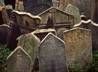 Grafstenen op de Oude Joodse Begraafplaats in Josefov, de Joodse Wijk van de Oude Stad, Praag