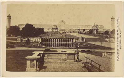 [Lang bovenaanzicht van het Crystal Palace gebouw en terrein].